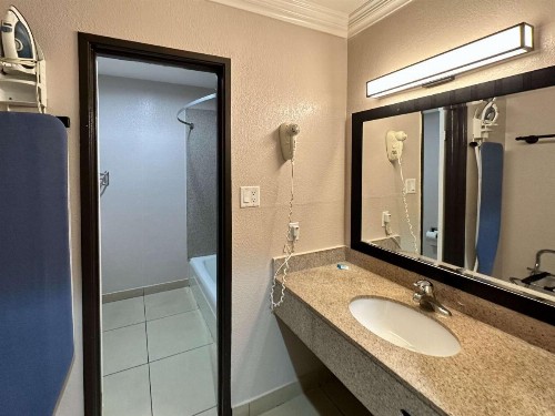 Econo Lodge Inn & Suites Mesa - image 7