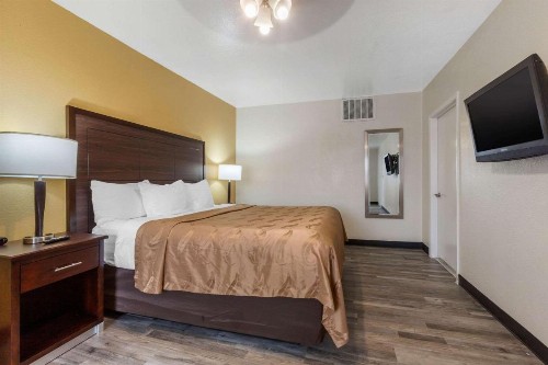 Quality Inn & Suites near Downtown Mesa - image 11