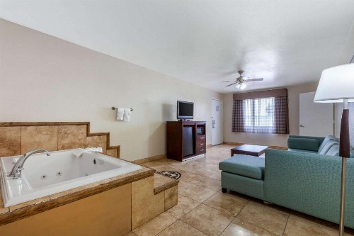 Quality Inn & Suites near Downtown Mesa - image 29