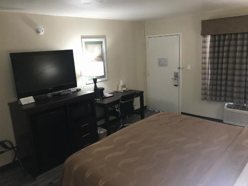 Quality Inn & Suites near Downtown Mesa - image 32