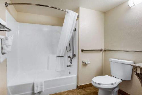 Quality Inn & Suites near Downtown Mesa - image 45