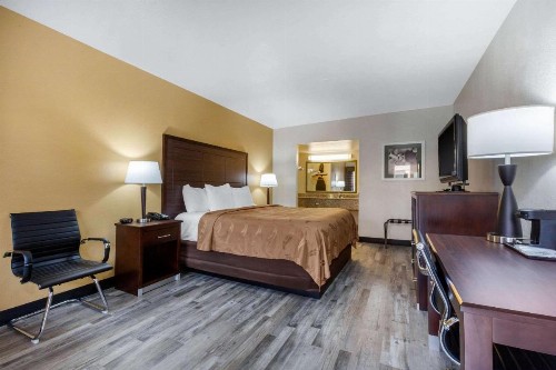 Quality Inn & Suites near Downtown Mesa - image 8