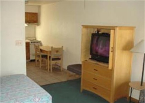 Miles Motel - image 4