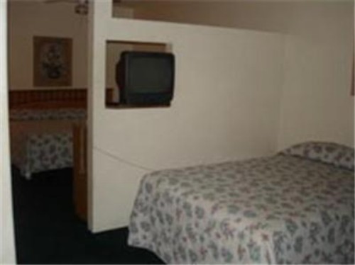Colonade Motel Suites - image 3