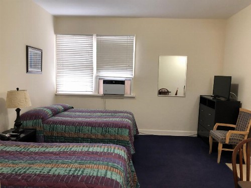 Lombardy Inn Hotel - image 10