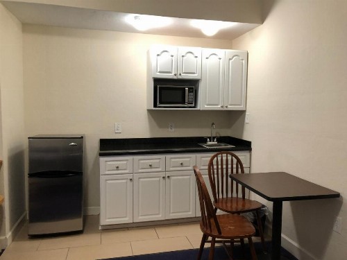 Lombardy Inn Hotel - image 11