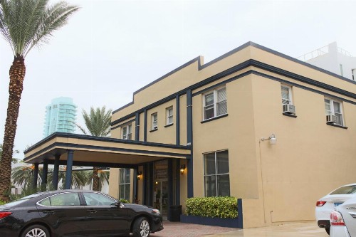 Lombardy Inn Hotel - image 12