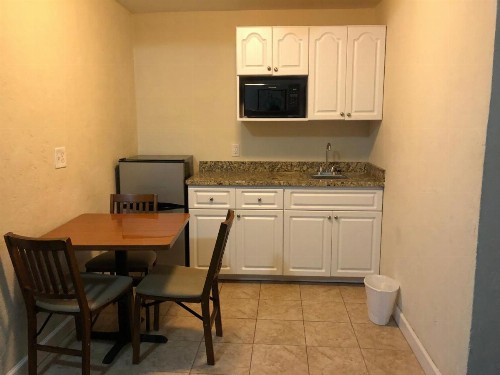 Lombardy Inn Hotel - image 2