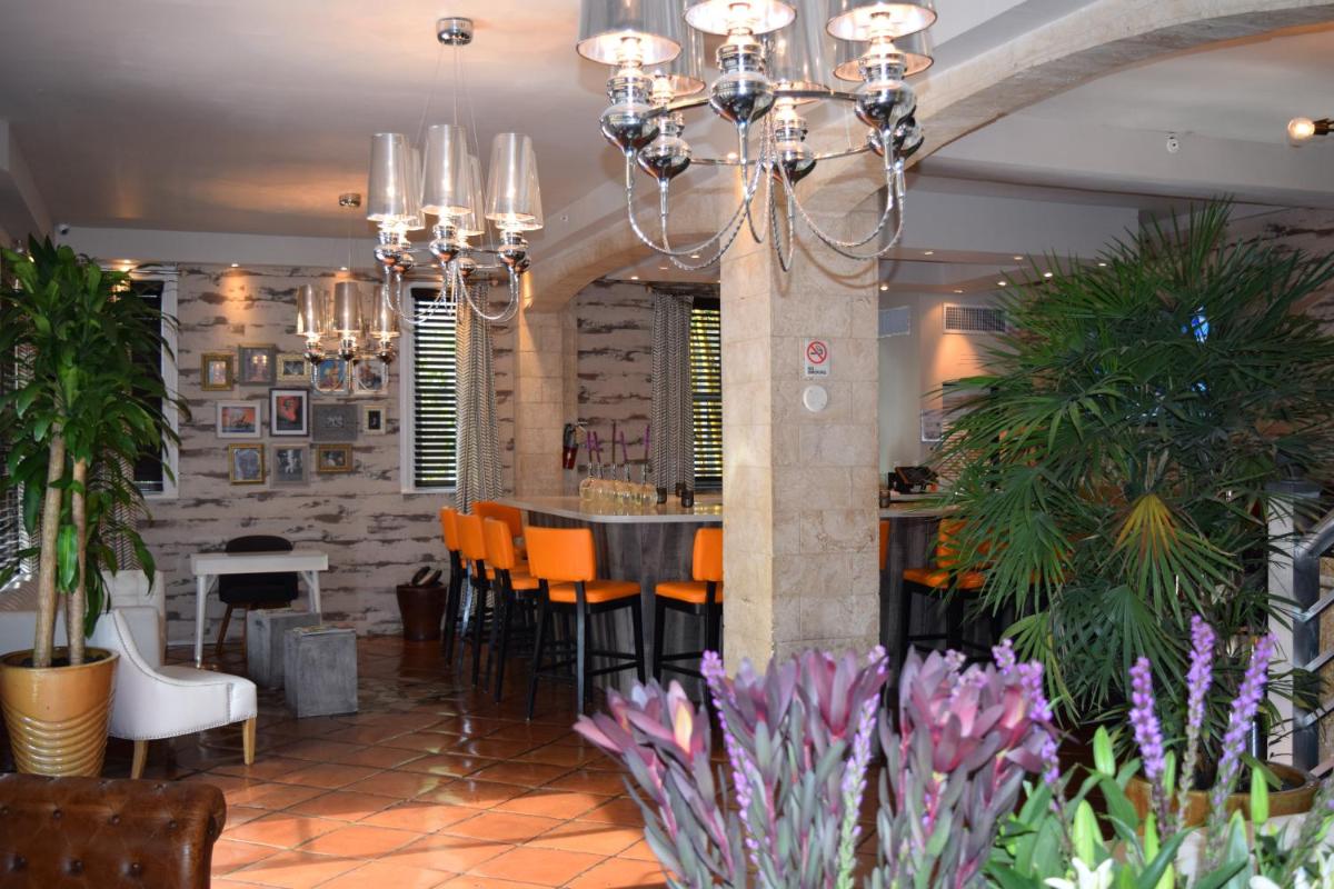 Shelley Hotel - image 7