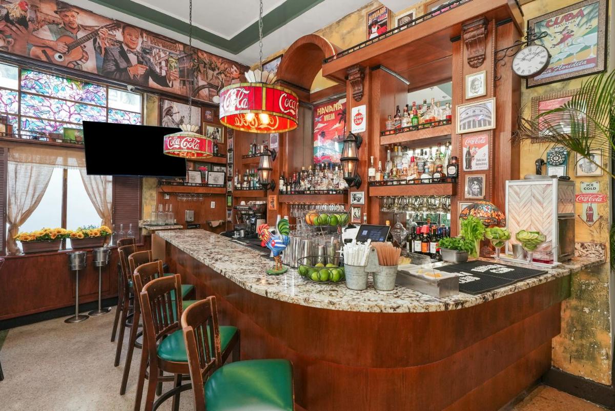 Hotel Chelsea - image 2