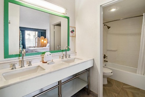 Best Western On The Bay Inn & Marina - image 44