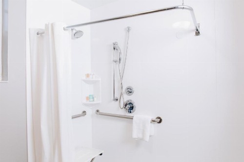 Ocean Reef Suites - image 9