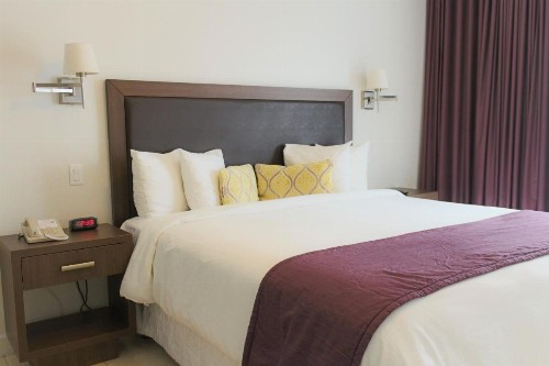 Collins Hotel - image 11