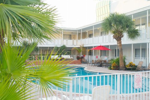 Collins Hotel - image 2