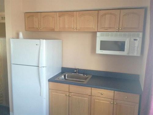 Collins Avenue Hostel - image 10