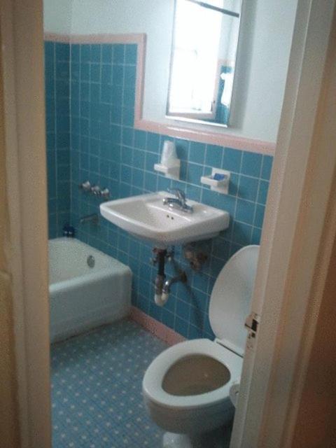 Collins Avenue Hostel - image 3