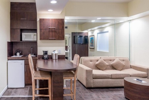 Crystal Beach Suites Oceanfront Hotel - image 18