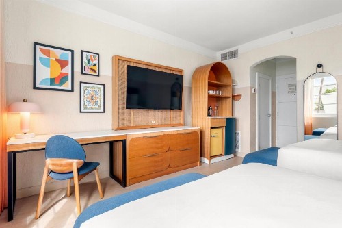 South Beach Plaza Hotel - image 12