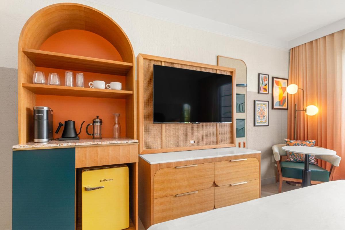 South Beach Plaza Hotel - image 3