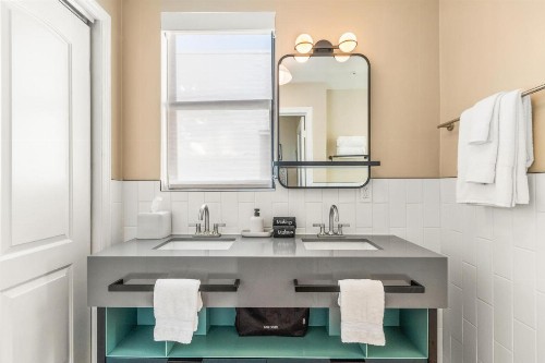 South Beach Plaza Hotel - image 44