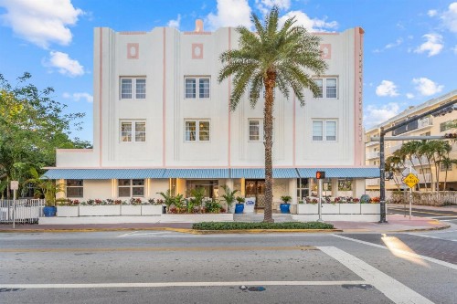 South Beach Plaza Hotel - image 5