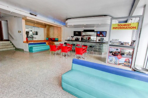 Parisian Hotel - image 19