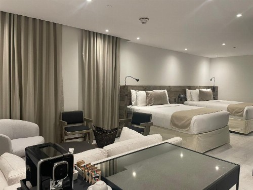 Nassau Suite Hotel - image 11