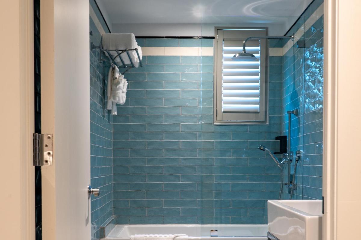 Nassau Suite Hotel - image 4
