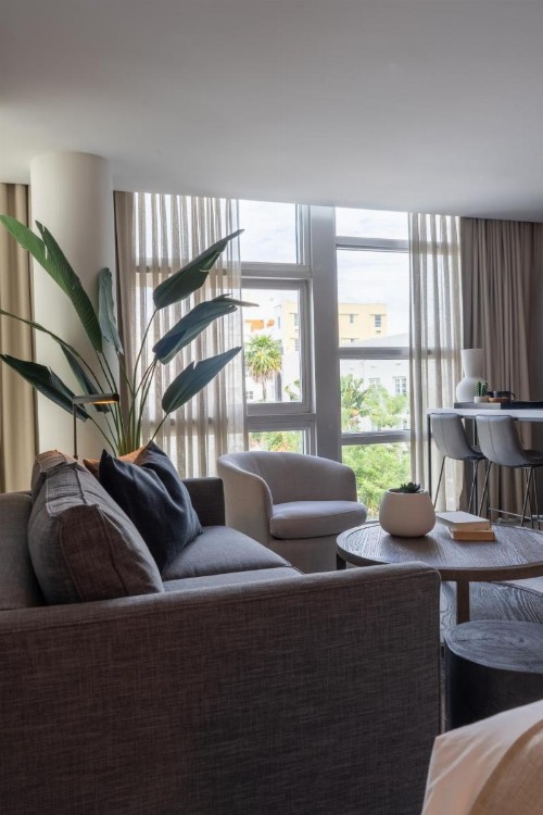 Nassau Suite Hotel - image 7