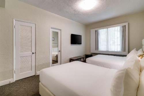 Crest Hotel Suites - image 5