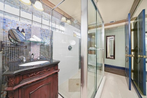Riviera Suites - image 11