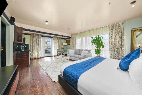 Riviera Suites - image 9