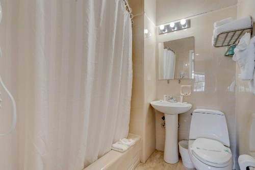 James Hotel - image 4