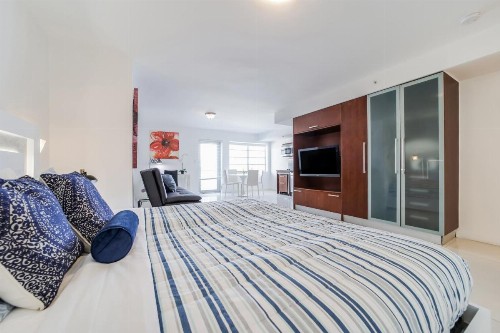 Strand Ocean Drive Suites - image 38