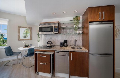 Strand Ocean Drive Suites - image 4