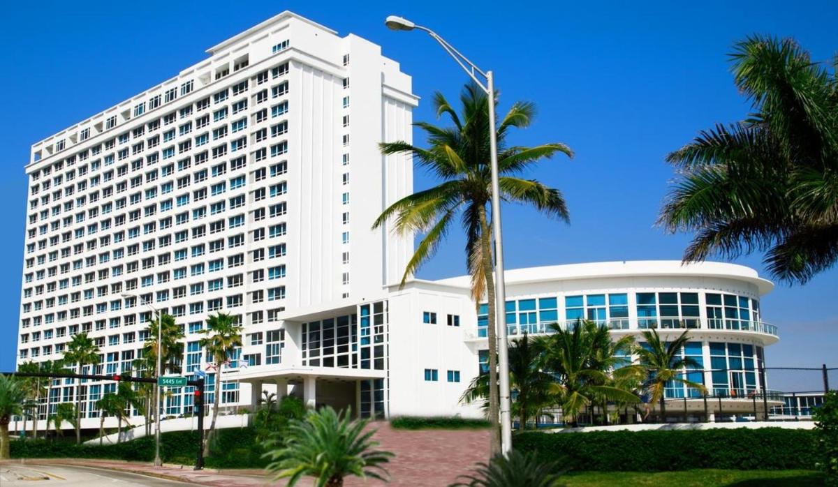 Castle Beach Club Apartments - image 2