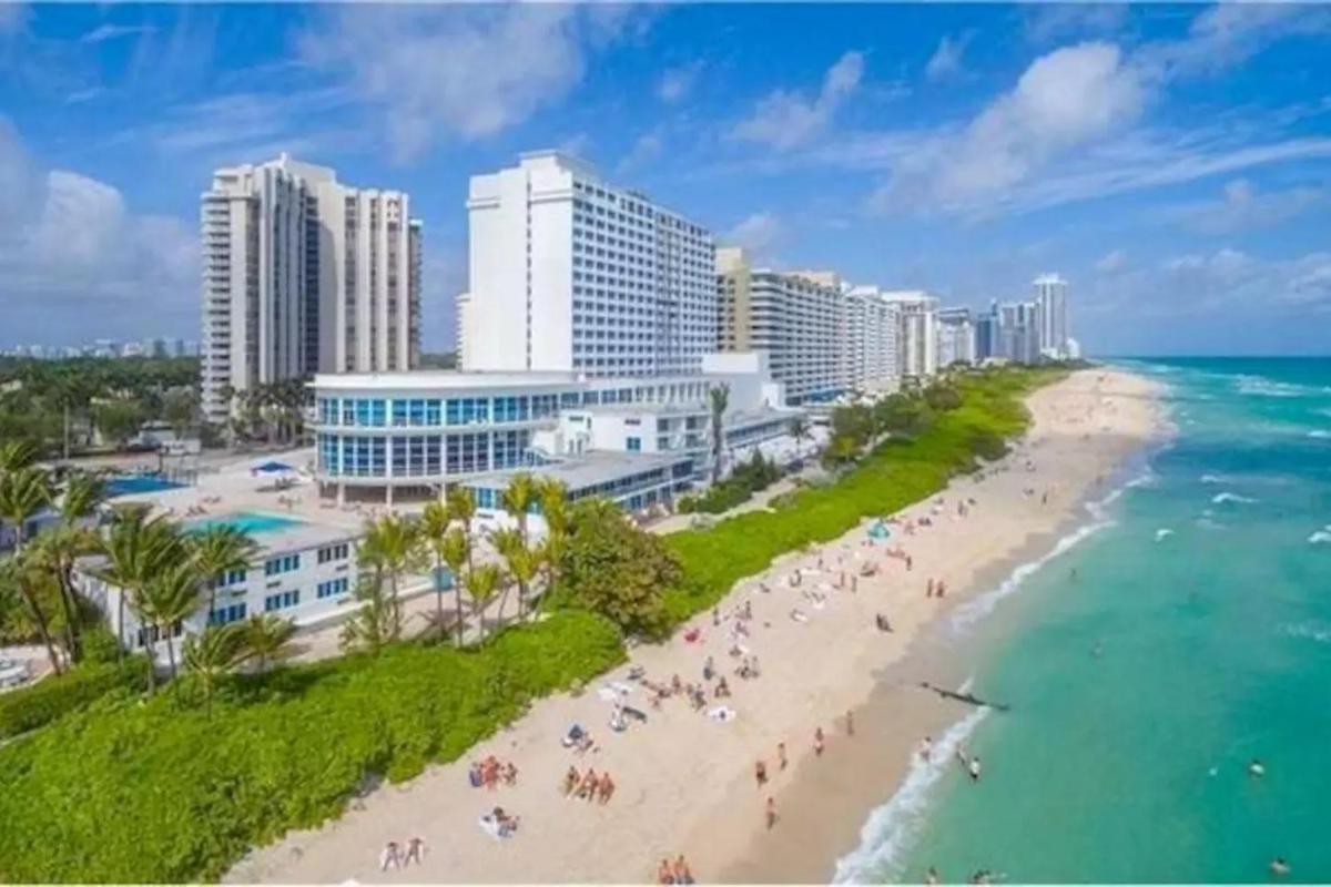 Castle Beach Club Apartments - image 3
