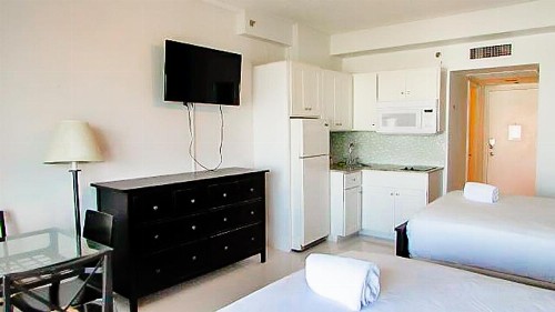 MiamiBeachFront with Pool WIFI & Cheap parking - image 4