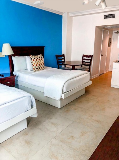 MiamiBeachFront with Pool WIFI & Cheap parking - image 2