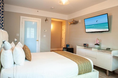 Oceanside Hotel and Suites - image 27