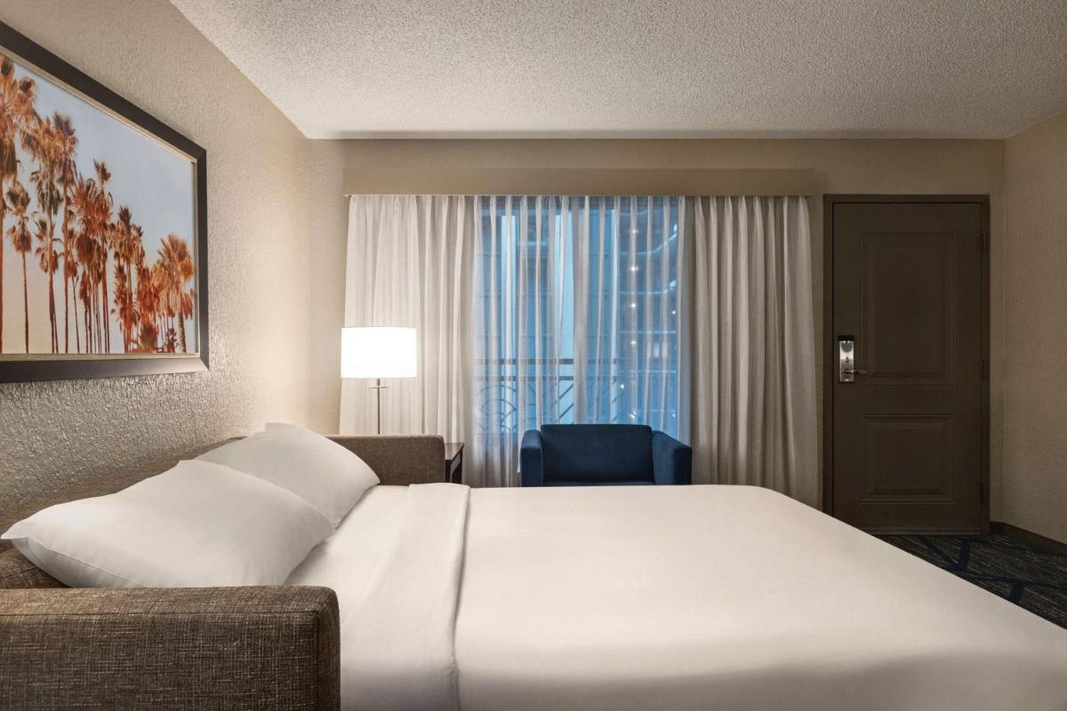 Embassy Suites by Hilton Miami International Airport - image 4