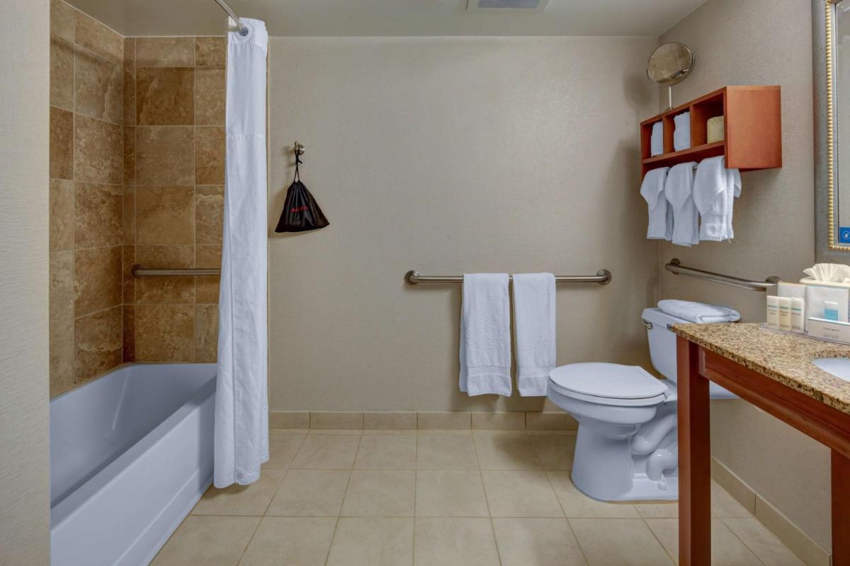 Hampton Inn Miami-Coconut Grove/Coral Gables - image 2