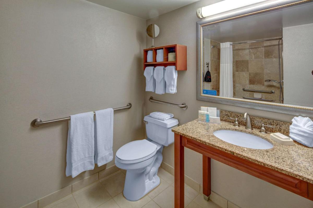 Hampton Inn Miami-Coconut Grove/Coral Gables - image 3