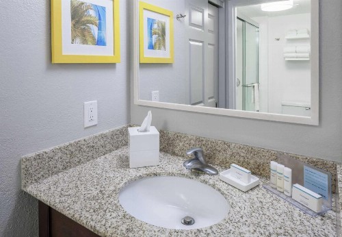 Hampton Inn & Suites Miami-Doral Dolphin Mall - image 13