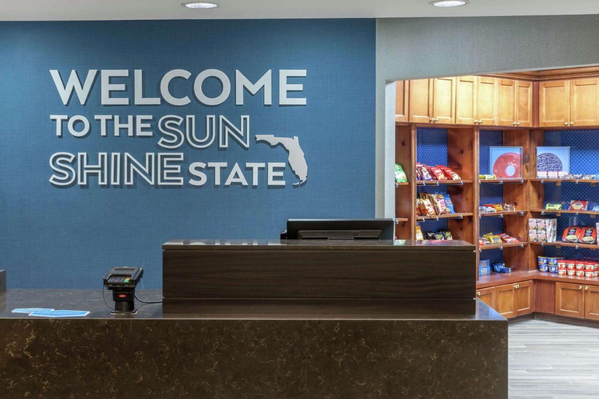 Hampton Inn & Suites Miami-Doral Dolphin Mall - image 2