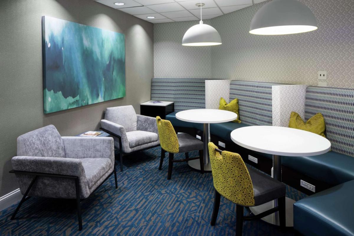Hampton Inn & Suites Miami-Doral Dolphin Mall - image 4