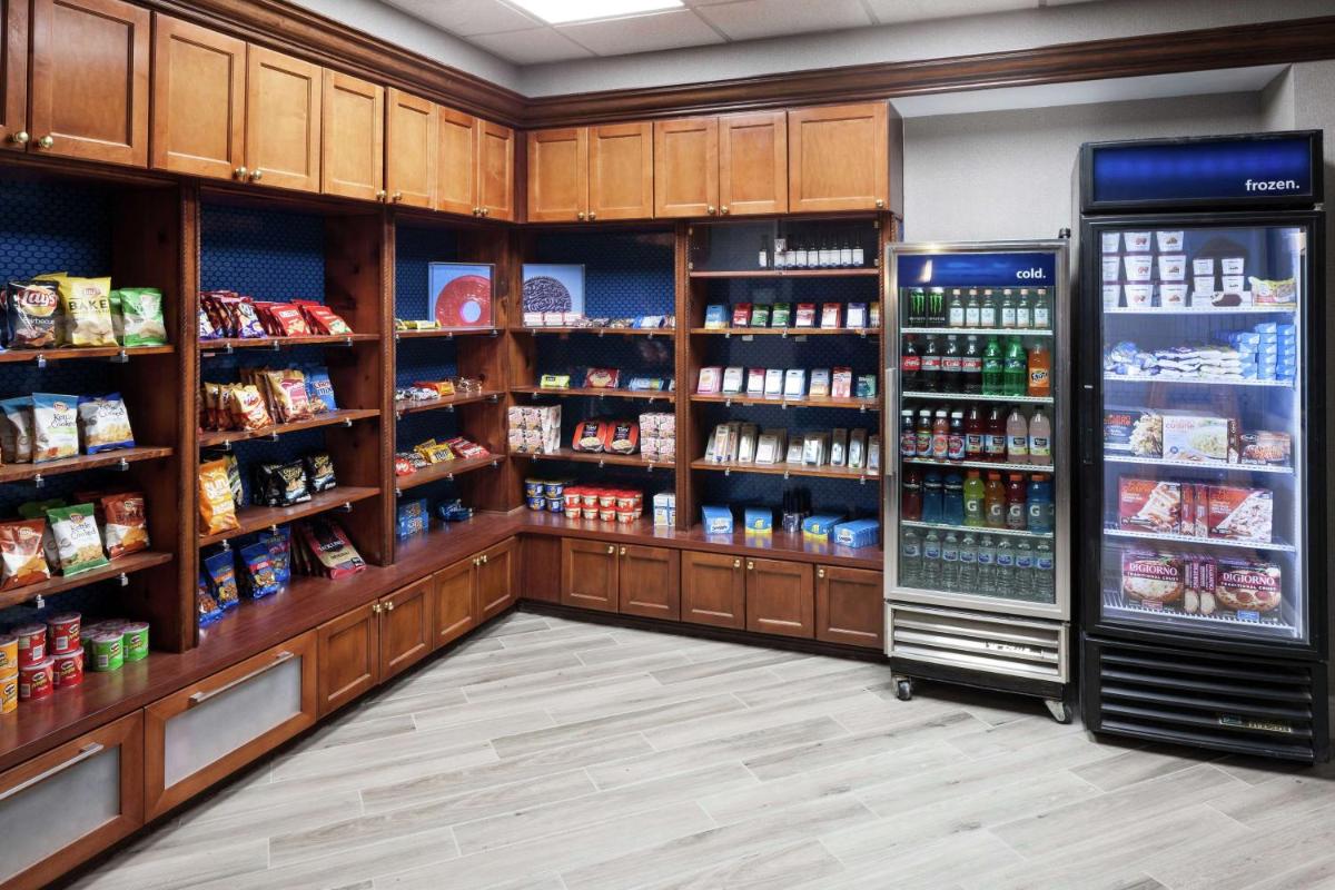 Hampton Inn & Suites Miami-Doral Dolphin Mall - image 6