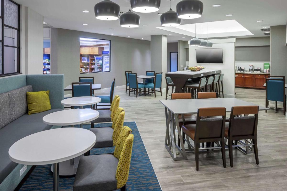 Hampton Inn & Suites Miami-Doral Dolphin Mall - image 7