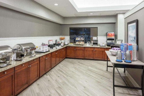 Hampton Inn & Suites Miami-Doral Dolphin Mall - image 8