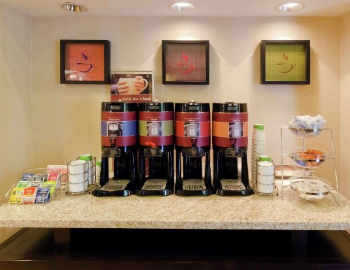 Hampton Inn & Suites Miami-Doral Dolphin Mall - image 9
